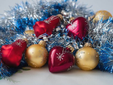 Noel topları ve diğer oyuncaklar Noel kompozisyonu