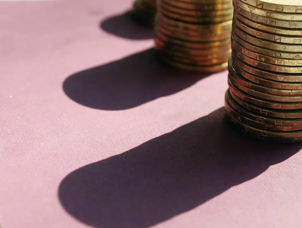 Ukrayna bankasından sikke yığınları. Ukrayna tipi sikkeler: Kopek. Bankacılık kavramı, vergiler, borç, bulanık bir arka plan ile.