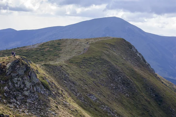 Güzel dağların görkemli manzarası. Rahatlatıcı seyahat arka plan. Turistik rotalar. Karpatlar. Ukrayna. Avrupa.