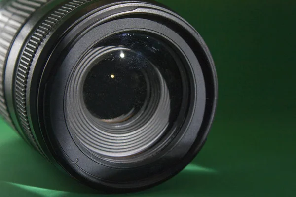 濃い緑色の背景にクローズアップカメラレンズ — ストック写真