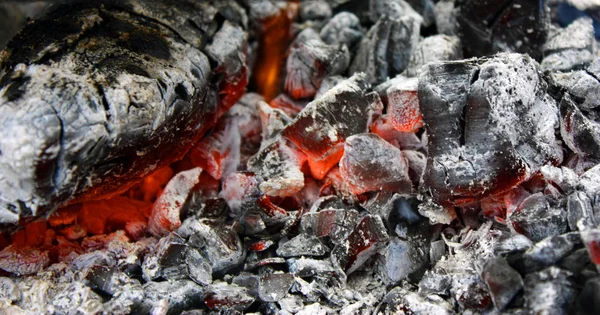 Bruciare carbone caldo nella griglia da vicino — Foto Stock