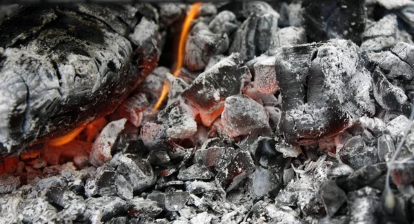 Bruciare carbone caldo nella griglia da vicino — Foto Stock