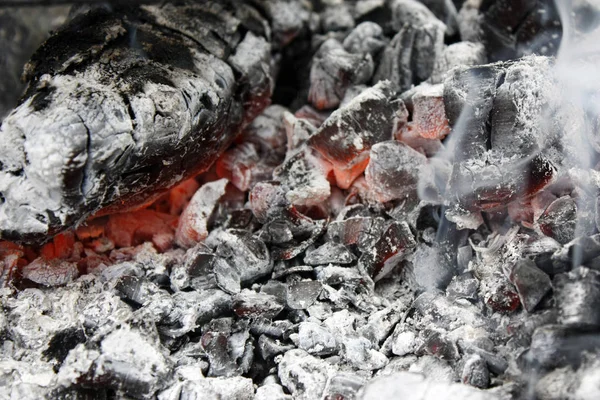 Spalování horkého uhlí v grilu zblízka — Stock fotografie