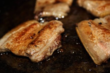 Kızarmış gevrek domuz göbeği bir tavada, yukarıdan görünümü