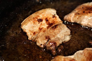 Kızarmış gevrek domuz göbeği bir tavada, yukarıdan görünümü