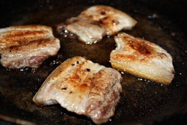 Kızarmış gevrek domuz göbeği bir tavada, yukarıdan görünümü