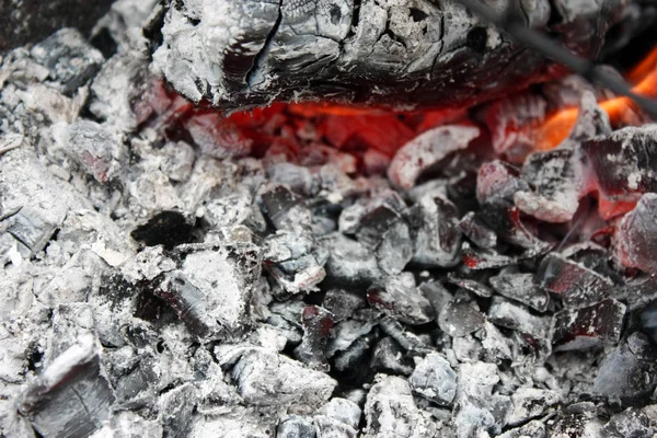 Bruciare carbone caldo nella griglia da vicino — Foto Stock