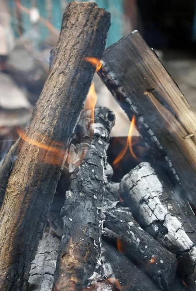 Du feu. Gros plan de pile de bois brûlant avec des flammes dans la cheminée . — Photo