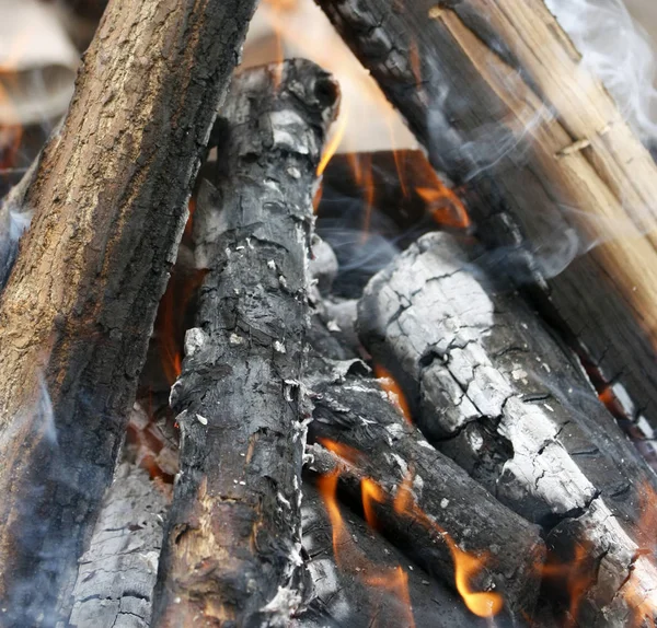 Fogo. Fechar a pilha de lenha queimando com chamas na lareira . — Fotografia de Stock