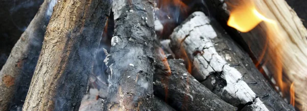 Tembak. Penutup tumpukan kayu terbakar dengan api di perapian . — Stok Foto