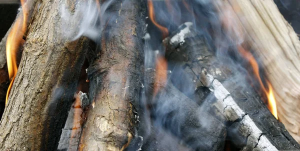 Tembak. Penutup tumpukan kayu terbakar dengan api di perapian . — Stok Foto