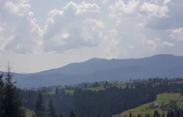 La vue majestueuse sur les belles montagnes. Fond de voyage relaxant. Routes touristiques. Carpates. Ukraine. Europe . — Photo