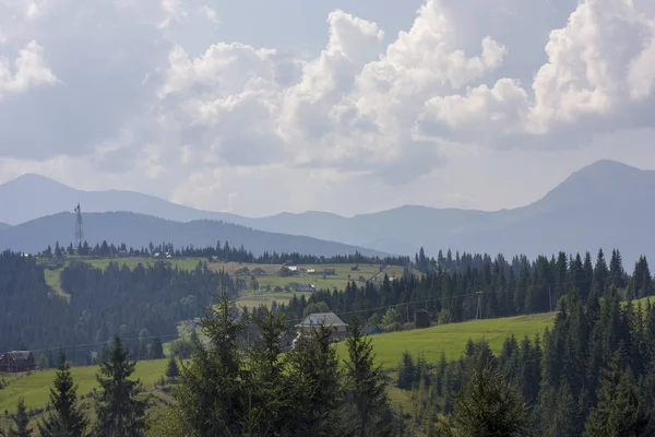 Güzel dağların görkemli manzarası. Rahatlatıcı seyahat arka plan. Turistik rotalar. Karpatlar. Ukrayna. Avrupa. — Stok fotoğraf