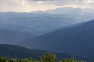 Güzel dağların görkemli manzarası. Rahatlatıcı seyahat arka plan. Turistik rotalar. Karpatlar. Ukrayna. Avrupa.