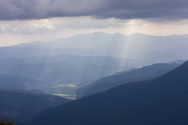 Güzel dağların görkemli manzarası. Rahatlatıcı seyahat arka plan. Turistik rotalar. Karpatlar. Ukrayna. Avrupa.