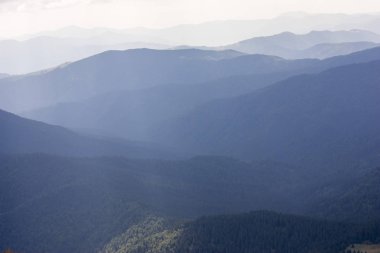 Güzel dağların görkemli manzarası. Rahatlatıcı seyahat arka plan. Turistik rotalar. Karpatlar. Ukrayna. Avrupa.