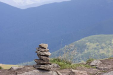 Güzel dağların görkemli manzarası. Rahatlatıcı seyahat arka plan. Turistik rotalar. Karpatlar. Ukrayna. Avrupa.