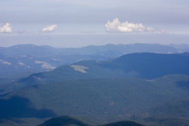 Güzel dağların görkemli manzarası. Rahatlatıcı seyahat arka plan. Turistik rotalar. Karpatlar. Ukrayna. Avrupa.