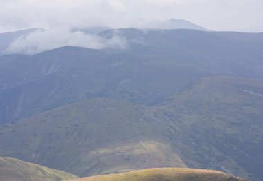 Güzel dağların görkemli manzarası. Rahatlatıcı seyahat arka plan. Turistik rotalar. Karpatlar. Ukrayna. Avrupa.