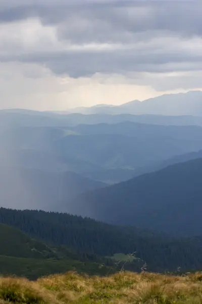 Güzel dağların görkemli manzarası. Rahatlatıcı seyahat arka plan. Turistik rotalar. Karpatlar. Ukrayna. Avrupa.