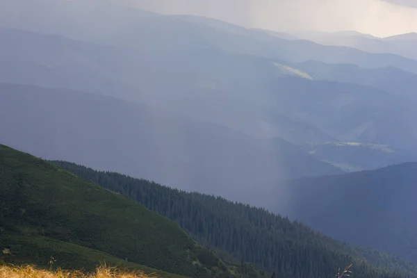 Güzel dağların görkemli manzarası. Rahatlatıcı seyahat arka plan. Turistik rotalar. Karpatlar. Ukrayna. Avrupa. — Stok fotoğraf