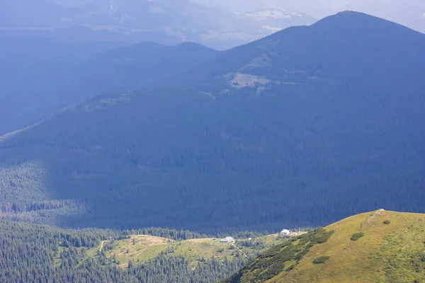 Güzel dağların görkemli manzarası. Rahatlatıcı seyahat arka plan. Turistik rotalar. Karpatlar. Ukrayna. Avrupa. — Stok fotoğraf