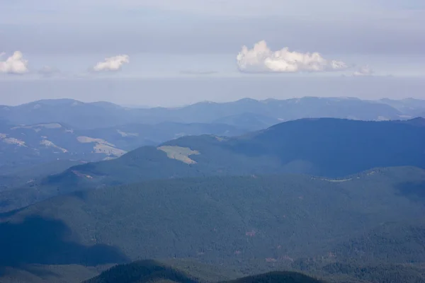 La majestuosa vista de las hermosas montañas. Relajante fondo de viaje. Rutas turísticas. Cárpatos. Ucrania. Europa . —  Fotos de Stock