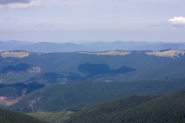 美丽的山脉的壮丽景色。放松的旅行背景。旅游线路。喀尔巴鄂人乌克兰。欧洲. — 图库照片