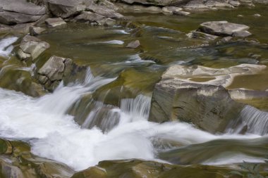 Küçük şelaleler ile yaz aylarında dağ nehri. Karpatların güzel yaz manzarası.
