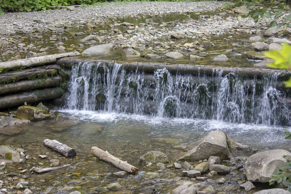 Horská řeka v létě s malými vodopády. Krásná letní krajina Karpat. — Stock fotografie