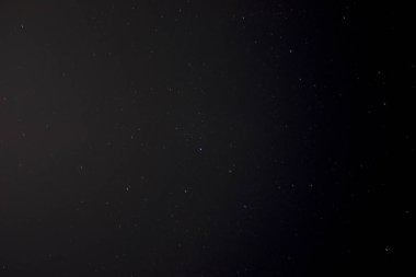 Arka plan için parlayan yıldızlarla berrak bir gece gökyüzünün Soyut Uzun pozlama.