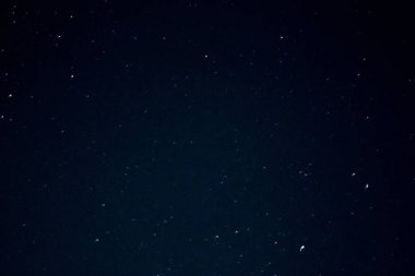 Arka plan için parlayan yıldızlarla berrak bir gece gökyüzünün Soyut Uzun pozlama.