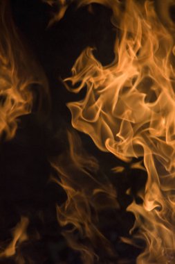 Soyut ateş alevi, afiş arka planı için ateş alevi dokusu, yanan ateşin kavramsal görüntüsü, siyah arka plan üzerinde mükemmel ateş parçacıkları. Close.