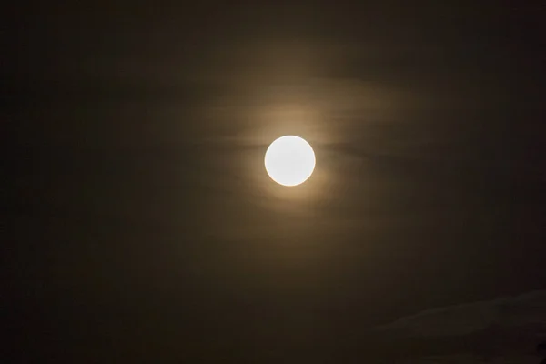 Resumen Luna llena entre el cielo nocturno de la oscuridad y el concepto de acertijo. Concepto Halloween . — Foto de Stock