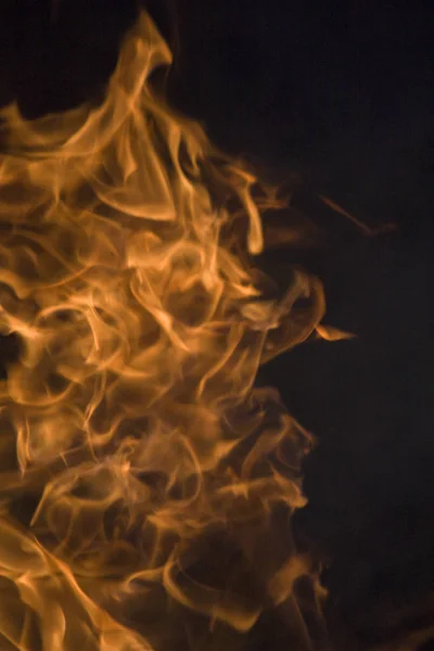 Fiamma astratta di fuoco, fiamma di fuoco texture fiamma per sfondo banner, immagine concettuale di fuoco ardente, particelle di fuoco perfette su uno sfondo nero. Primo piano . — Foto Stock