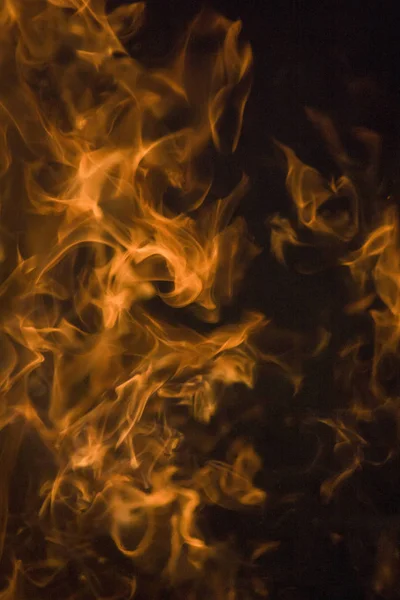 Flamme de feu abstraite, texture de flamme de feu pour l'arrière-plan de la bannière, image conceptuelle du feu brûlant, particules de feu parfaites sur un fond noir. Gros plan . — Photo