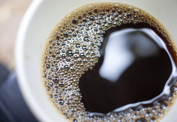 Close-up bovenaanzicht van een kopje koffie met veel bubbels. — Stockfoto