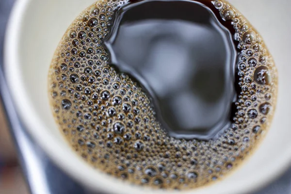 Gros plan Vue de dessus d'une tasse de café avec beaucoup de bulles . — Photo