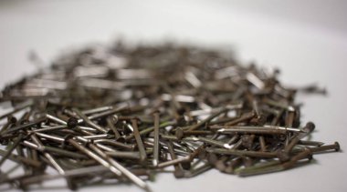 Beyaz arka plan daki küçük çelik çivilerin seçici odaklama yakın