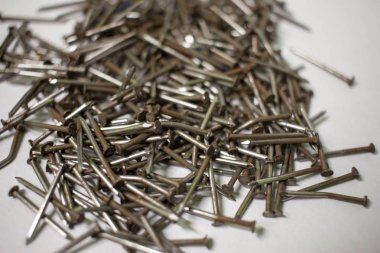 Beyaz arka plan daki küçük çelik çivilerin seçici odaklama yakın