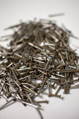 Beyaz arka plan daki küçük çelik çivilerin seçici odaklama yakın