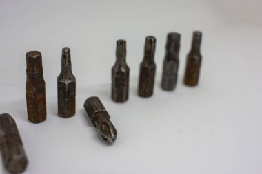 Beyaz arka planda eski, paslı tornavida parçaları. Yakın plan..