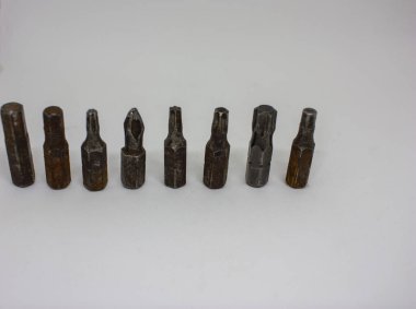 Beyaz arka planda eski, paslı tornavida parçaları. Yakın plan..