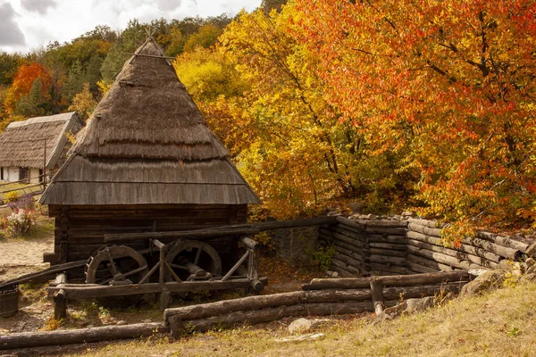 Lindo moinho de pedra velho na temporada de outono. Paisagem de outono . — Fotografia de Stock