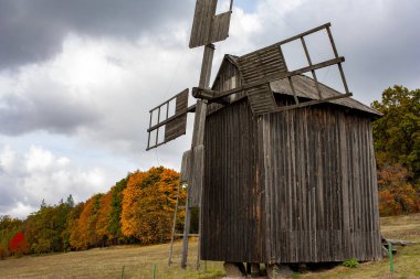 Ahşap değirmeni. Kırsal bir değirmen köyünde bulutlu bir sonbahar günü. Sonbahar kırsal arazisi