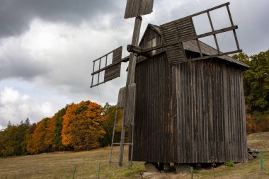 Ahşap değirmeni. Kırsal bir değirmen köyünde bulutlu bir sonbahar günü. Sonbahar kırsal arazisi