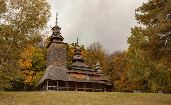 Igreja de madeira velha no museu Pirogovo na estação de outono. Kiev, Ucrânia . — Fotografia de Stock