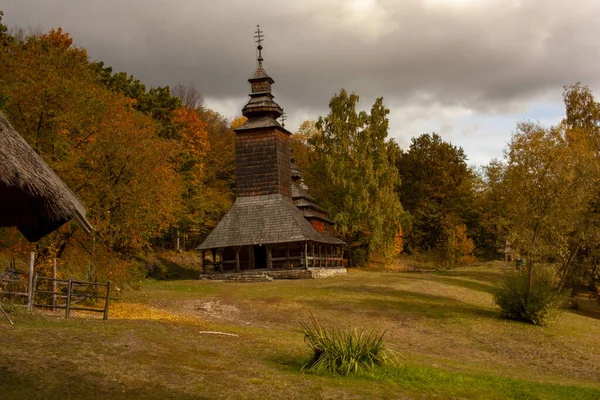 Igreja de madeira velha no museu Pirogovo na estação de outono. Kiev, Ucrânia . — Fotografia de Stock