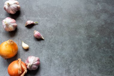 Sarımsak, soğan ve fasulye. Soğanlı ve sarımsaklı soğanlı bir hayat. Metin için en üstteki görünüm. Vejetaryen ürünleri.