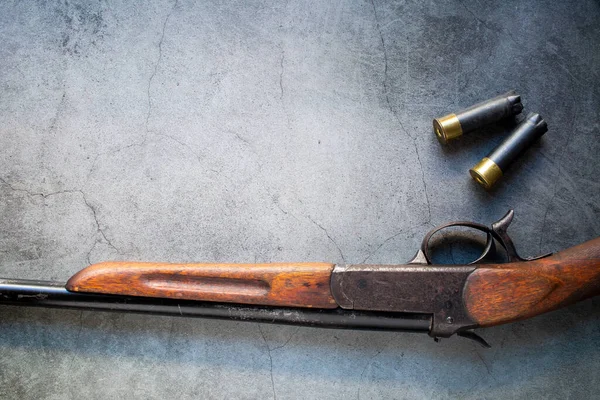 Eskimiş av tüfekleri ve mühimmatı koyu bir arka planda, üst görüş açısı ve metnin için yeri var..